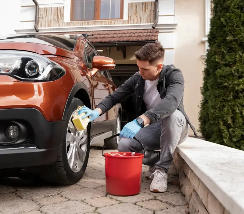 Lavage auto à domicile Gatuzières : professionnel intervenant sur un véhicule